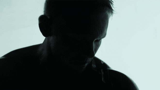 Sterling Angel und die kontrollierte Intensität von „Dangerous Gift“